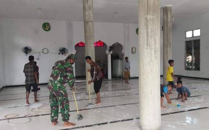 Wujudkan Kenyamanan Saat Beribadah, Babinsa Dan Masyrakat Gelar Gotong Royong
