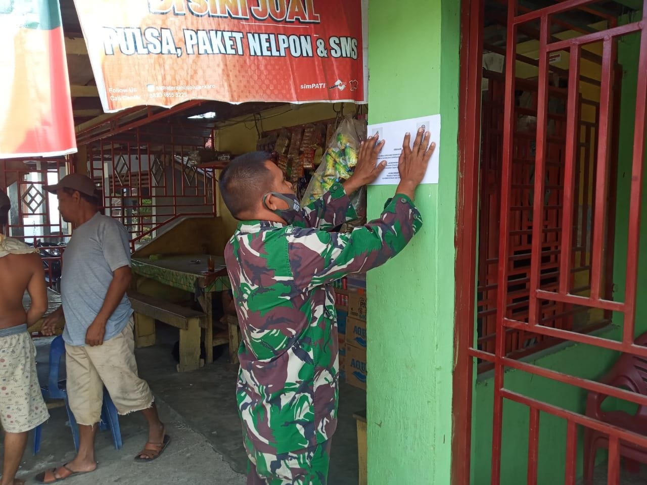 Babinsa Agara, Sebarkan Selebaran Larangan Karhutla