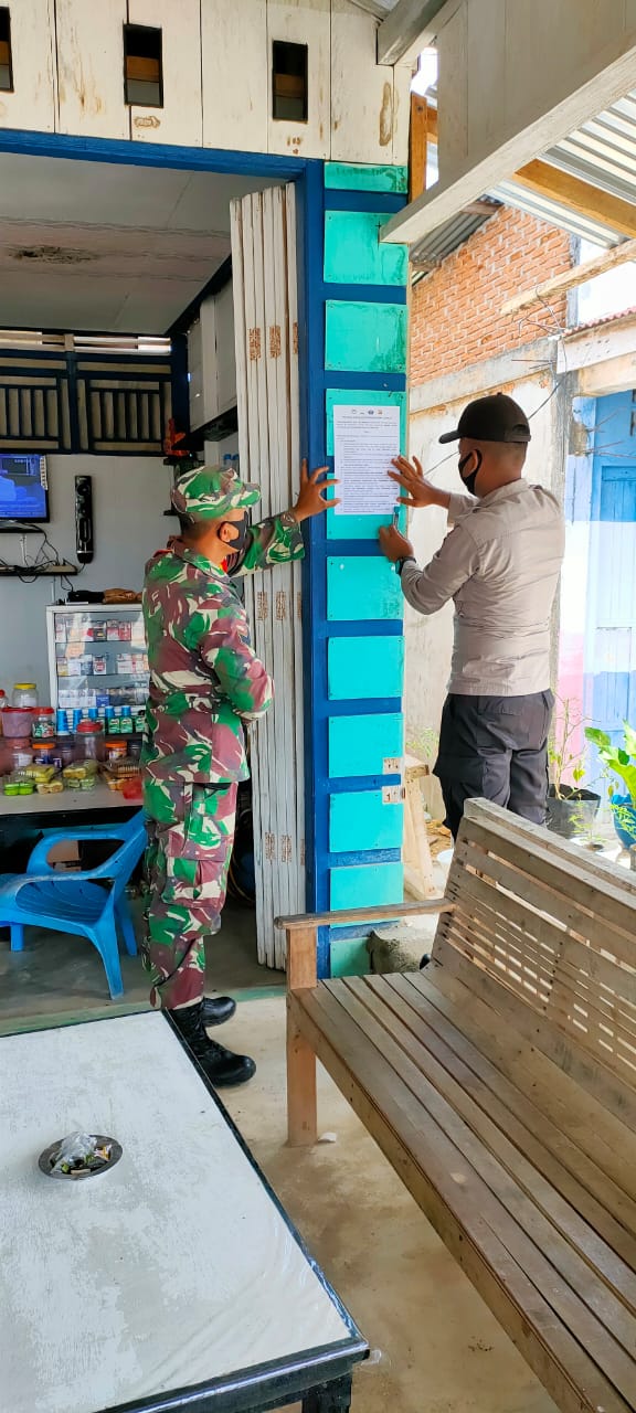 Babinsa dan Bhabinkamtibmas Sebar Brosur Pencegahan Covid-19