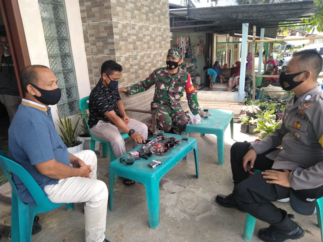 Dengan Pendekatan Yang Tepat, Babinsa Edukasi Warga Tentang Disiplin Protokol Kesehatan
