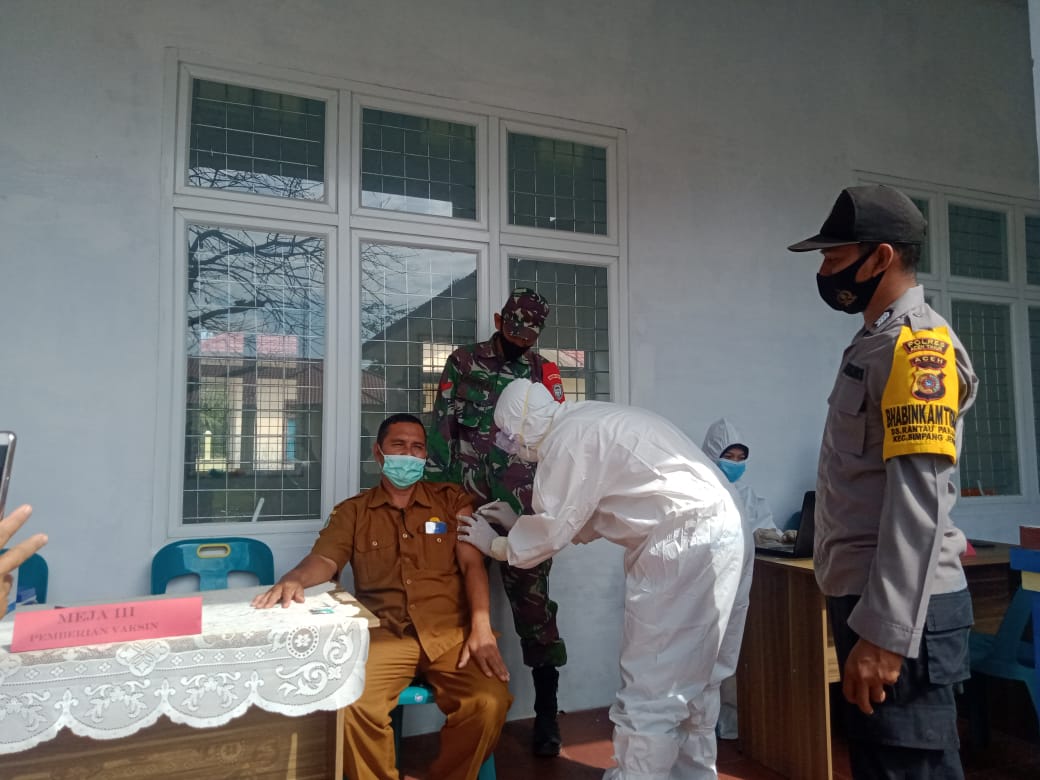 Babinsa Jajaran Kodim 0104/Aceh Timur Dampingi Penyuntikan Vaksin
