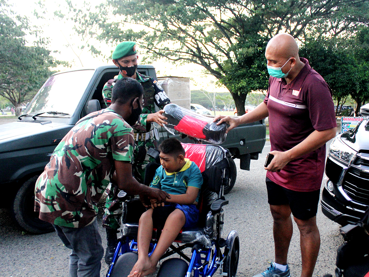Dandim 0101/BS Serahkan Bantuan Kursi Roda Bagi Penderita Lumpuh