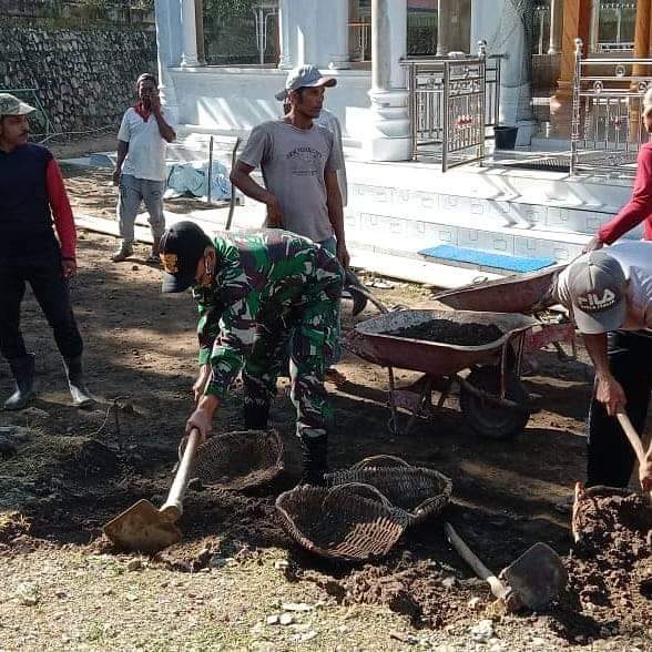 Kehadiran Babinsa Membuat Masyarakat Semangat Melaksanakan Gotong-Royong