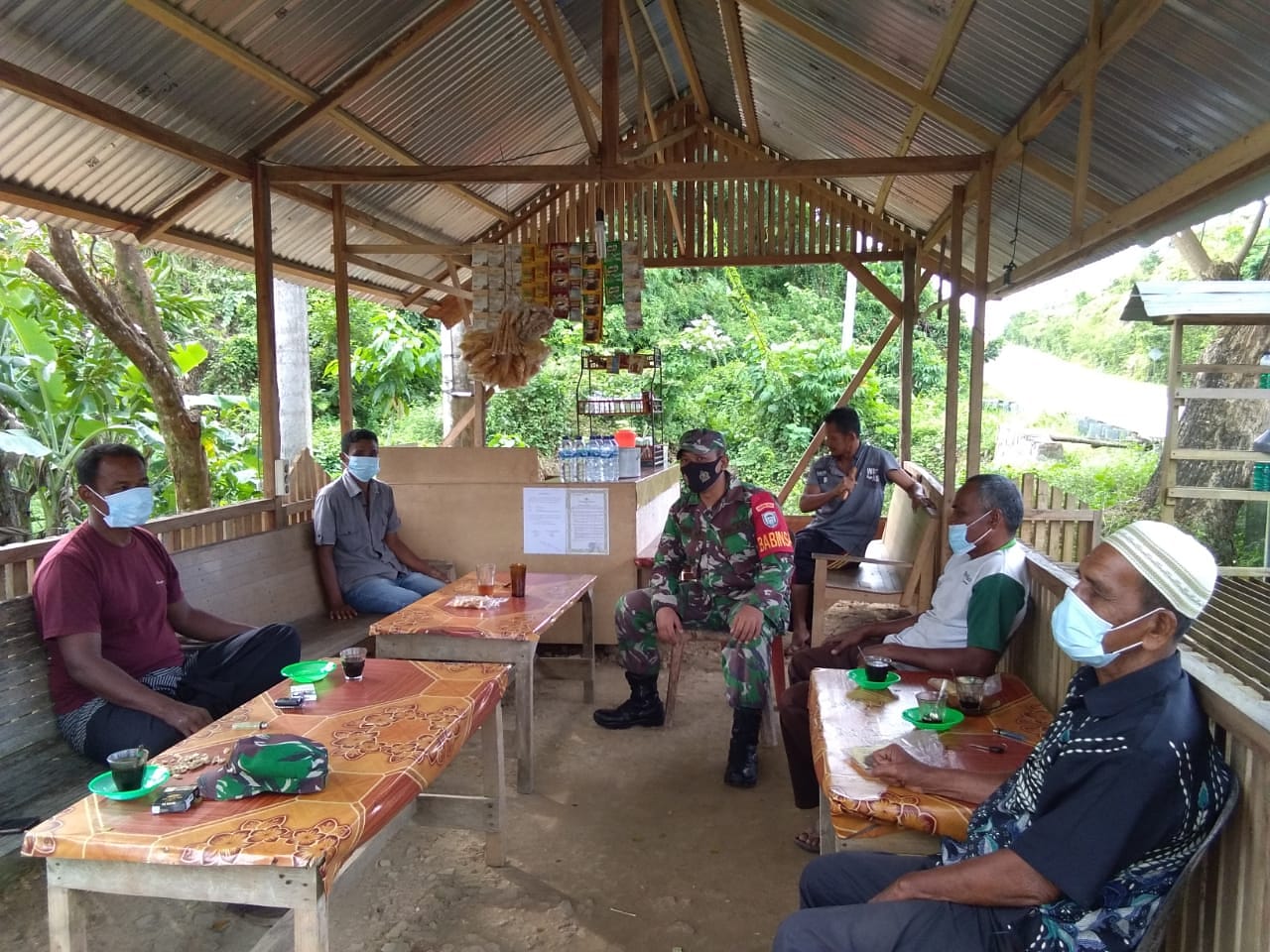 Cegah Penyebaran Covid-19 Serda Febry Ajak Warga Pakai Masker