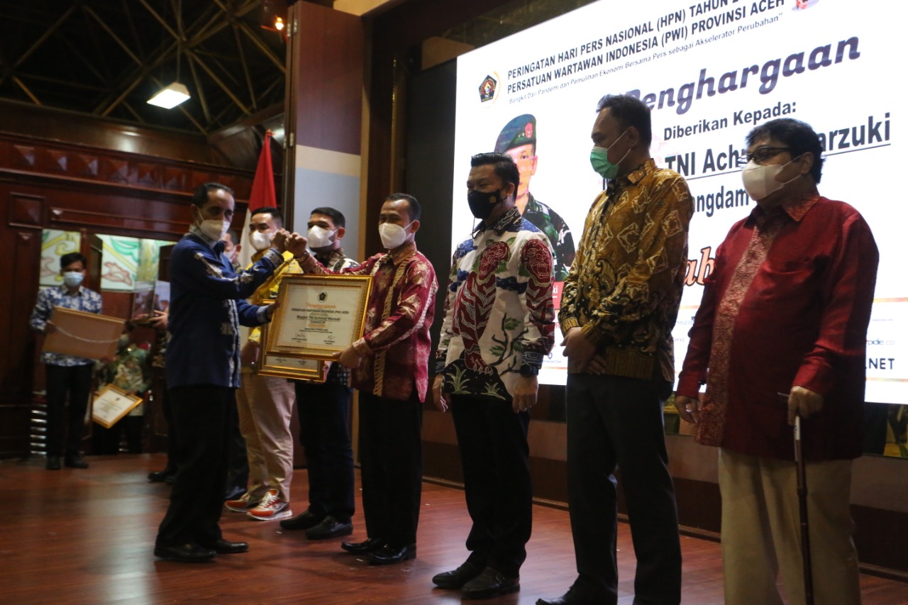 Kapendam IM Hadiri Malam Resepsi dan Penyerahan Penghargaan PWI Aceh