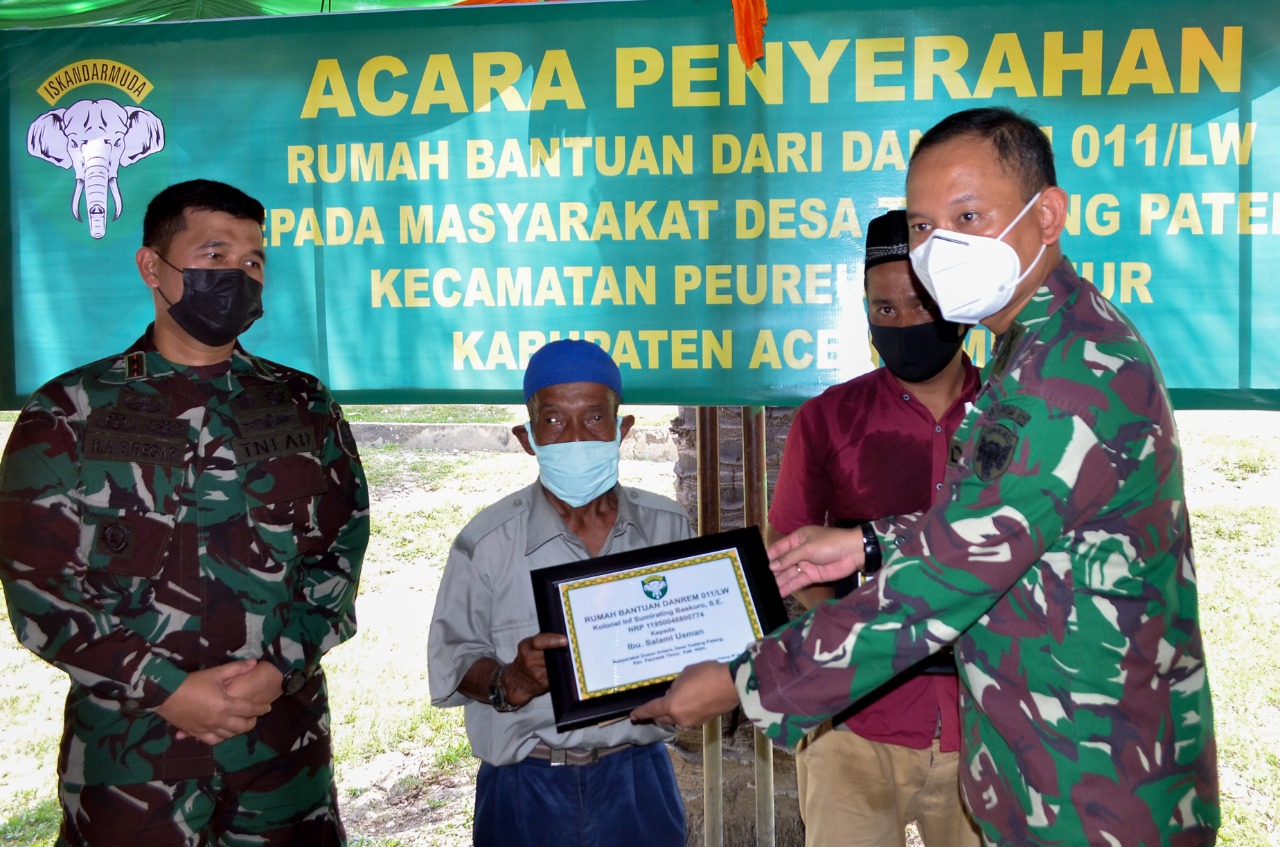 Dua Keluarga Kurang Mampu Terima Rumah Dari Korem 011/LW di Aceh Timur