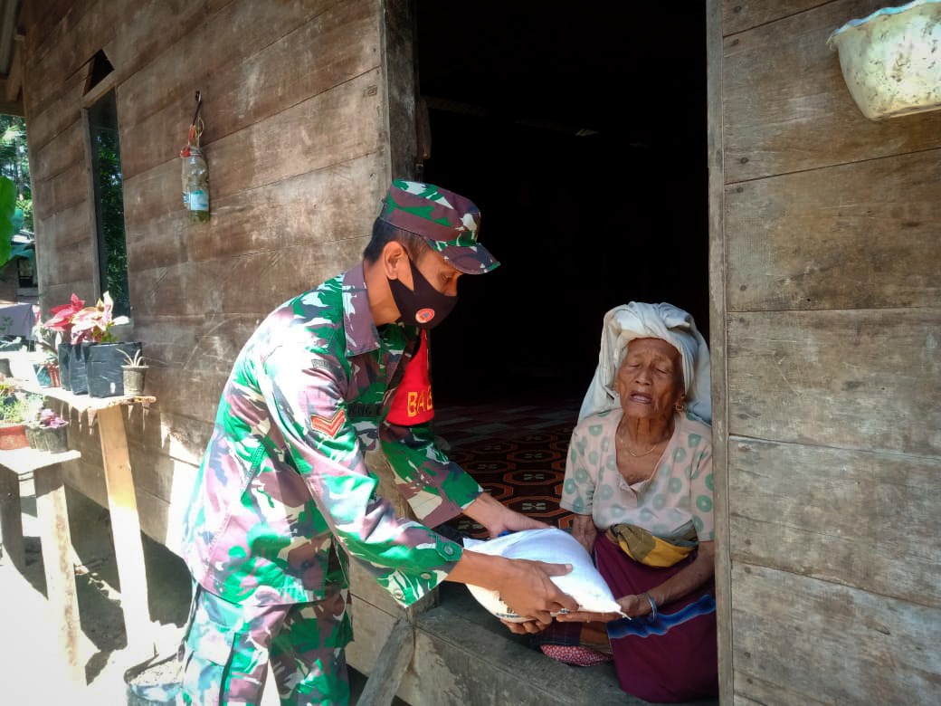 Peduli Sesama, Babinsa Ramil 10/Spj Bantu Sembako Para Lansia