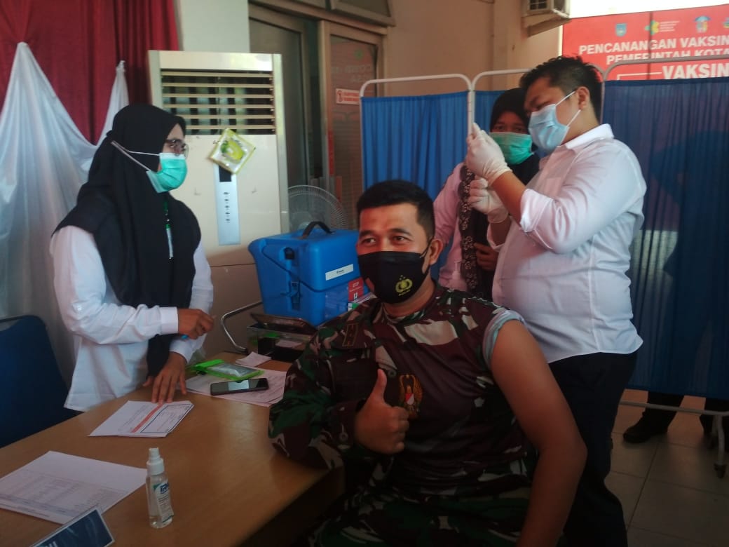 Bersama Unsur Forkopimda Langsa Dandim 0104/Aceh Timur Terima Vaksin