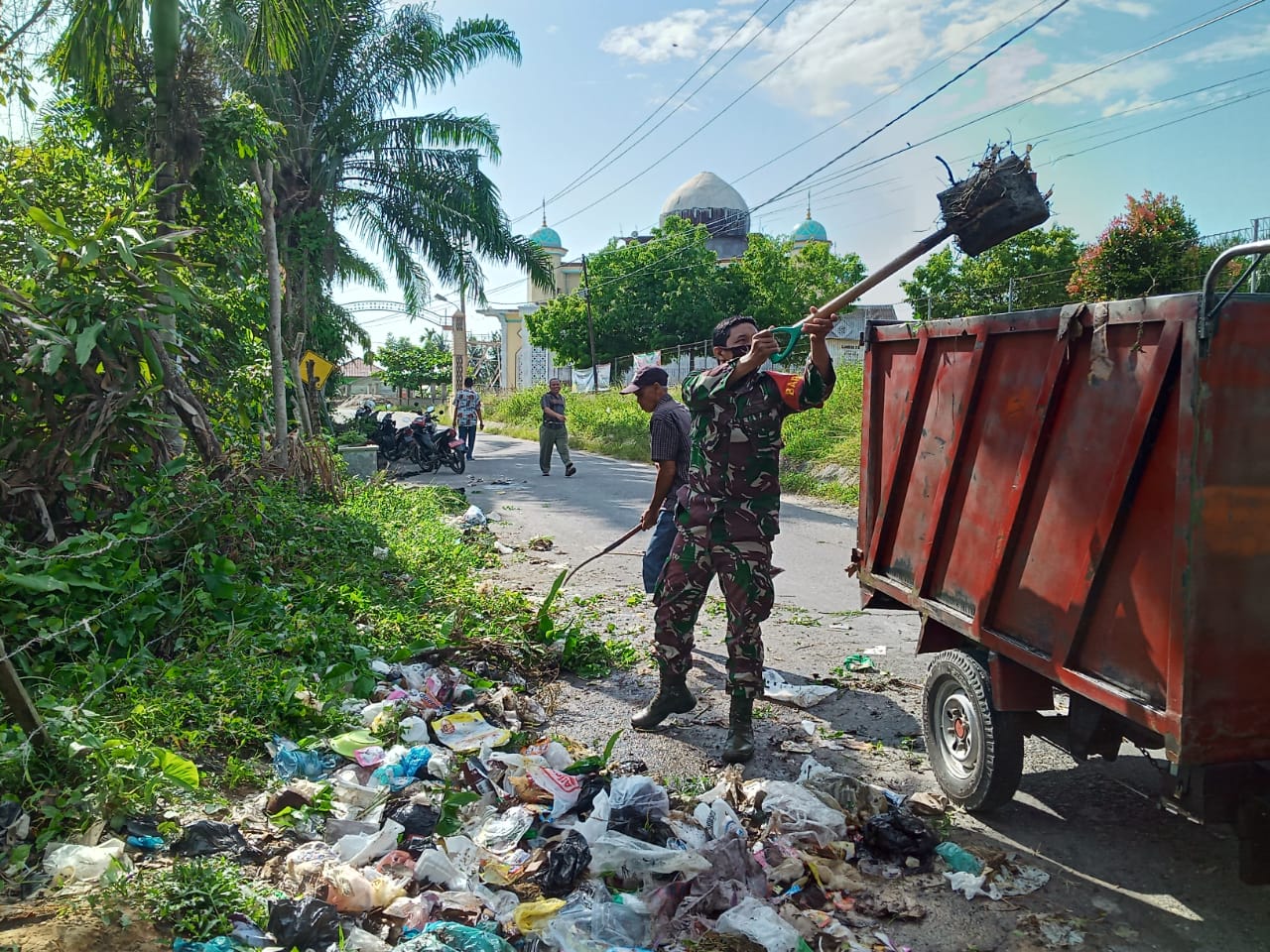Peduli Lingkungan, Babinsa Ramil 23/Lgst dan Warga Bersinergi Bersihkan Sampah