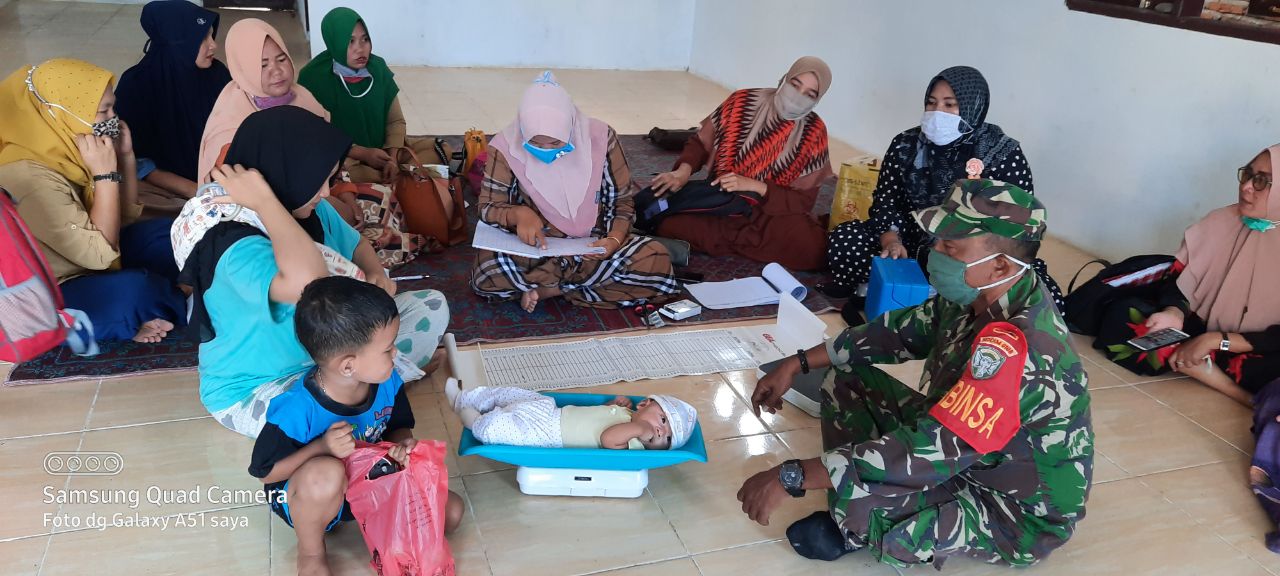 Babinsa Dampingi Bides Sukseskan Posyandu dan Pengecekan Kesehatan Masyarakat