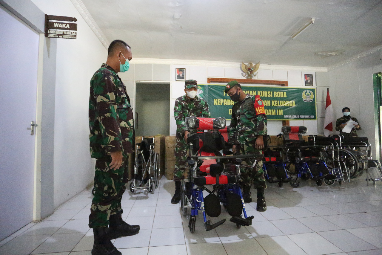 Kakesdam IM Serahkan Bantuan Kursi Roda Bagi Prajurit dan Keluarga di Jajaran Kodam IM