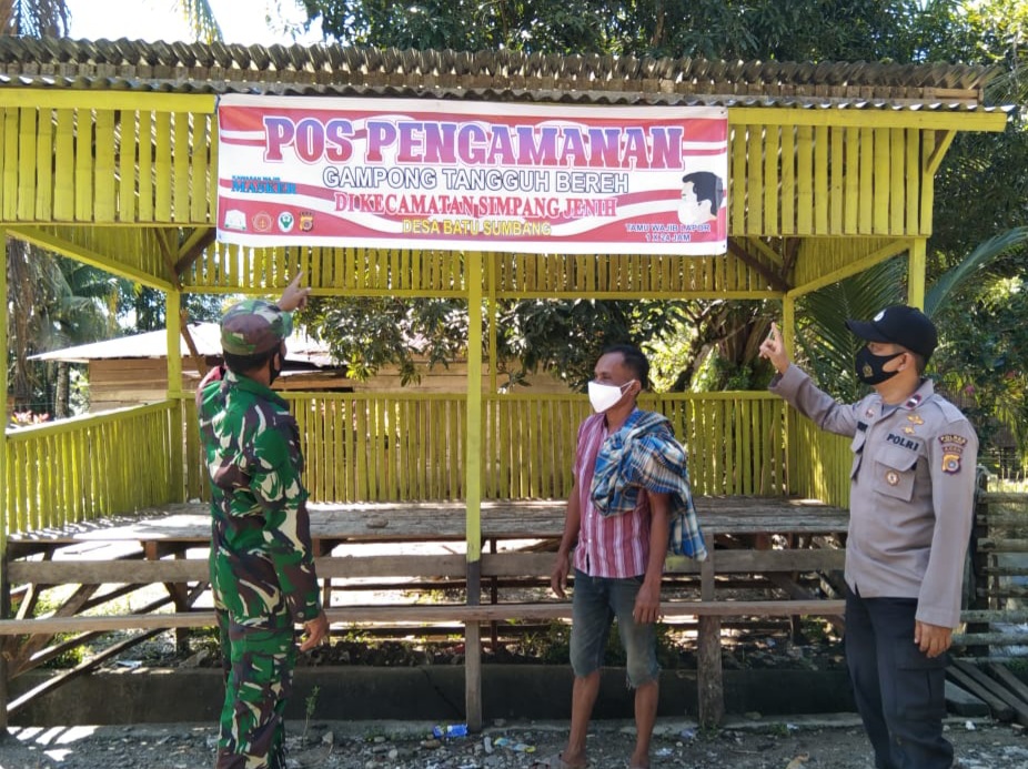 Kompak, Duo Babin Simpang Jernih Pantau Pos Pengamanan