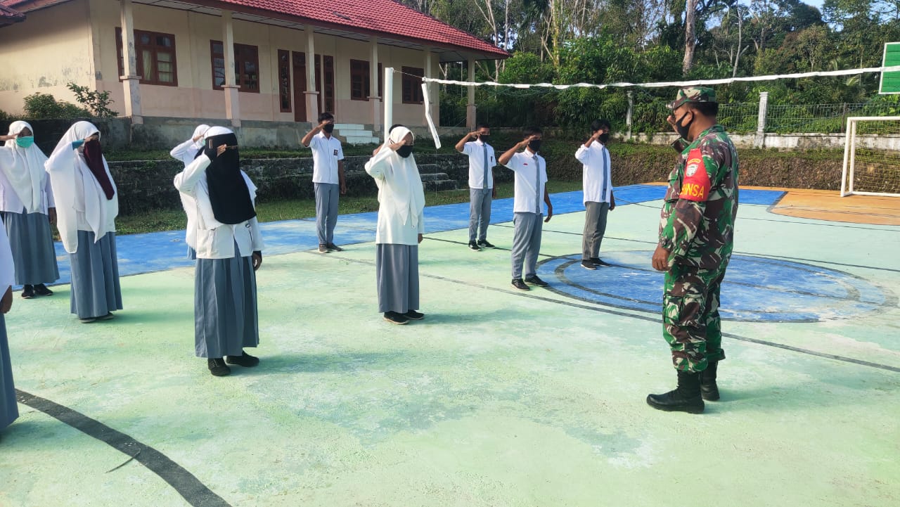 Babinsa Koramil beri pelatihan pembekalan wasbang dan PBB di SMAN 2 lataling