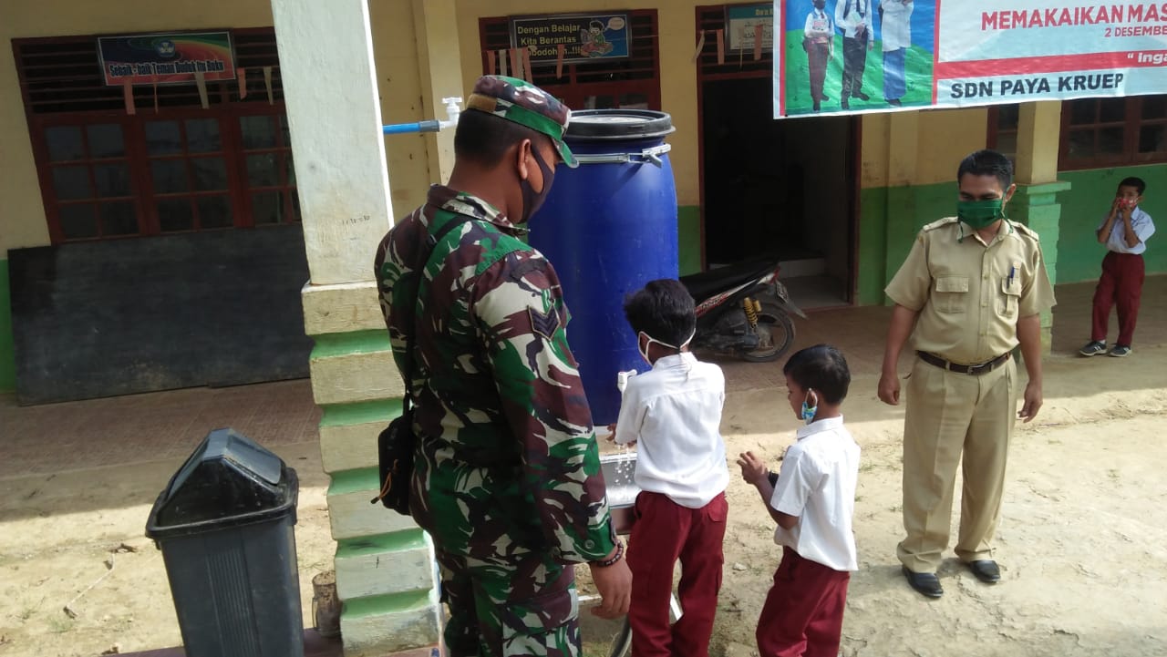 Babinsa Ramil 09/Nrs Ajak Para Pelajar SD, Terapkan Prokes Sejak Dini