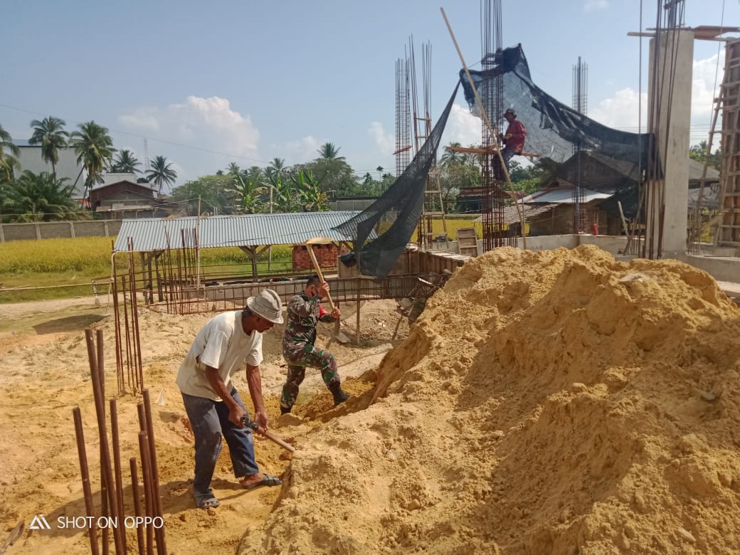 Kompak, Babinsa Dan Masyarakat Gotroy Bangun Masjid