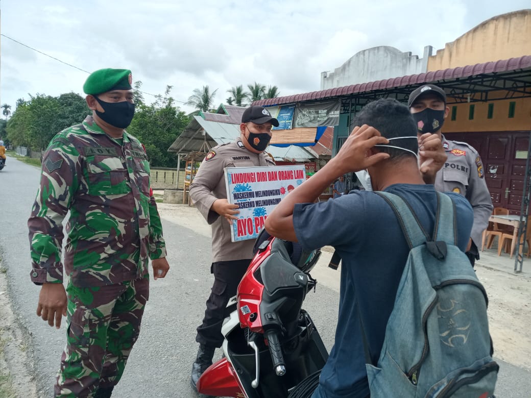 Kompak..! Babinsa bersama Bhabinkamtibmas Sosialisasi Prokes Covid-19 Bagi Masyarakat