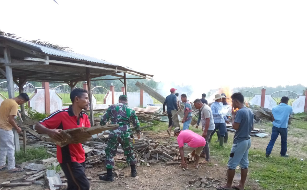 Anggota Koramil 24/Dri dan Warga Bersinergi Bersihkan Masjid