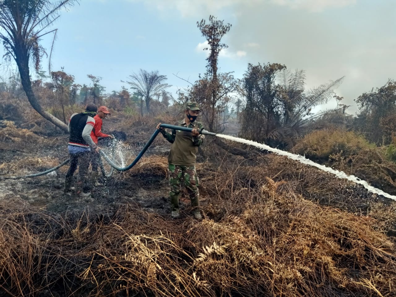 TIM GABUNGAN HINGGA KINI MASIH TERUS BERSINERGI PADAMKAN KARHUTLA DIKECAMATAN BABAHROT