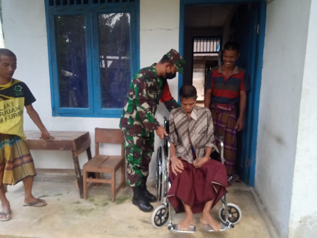 Bapak Bahagia Lumpuh 5 Tahun, TNI Rela Sisihkan Gajinya Untuk Beli Kursi Roda