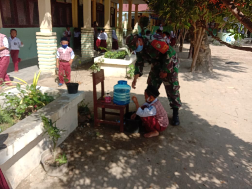 Cegah Covid-19, Babinsa Sosialisasi dan Edukasi Siswa  di Sekolah