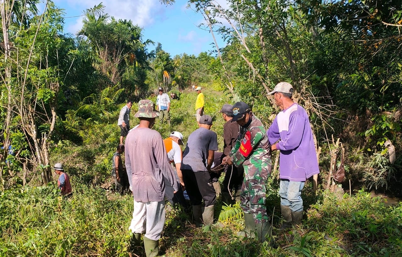 Karya Bakti Babinsa bersama masyarakat, melalui kegiatan Jum’at bersih