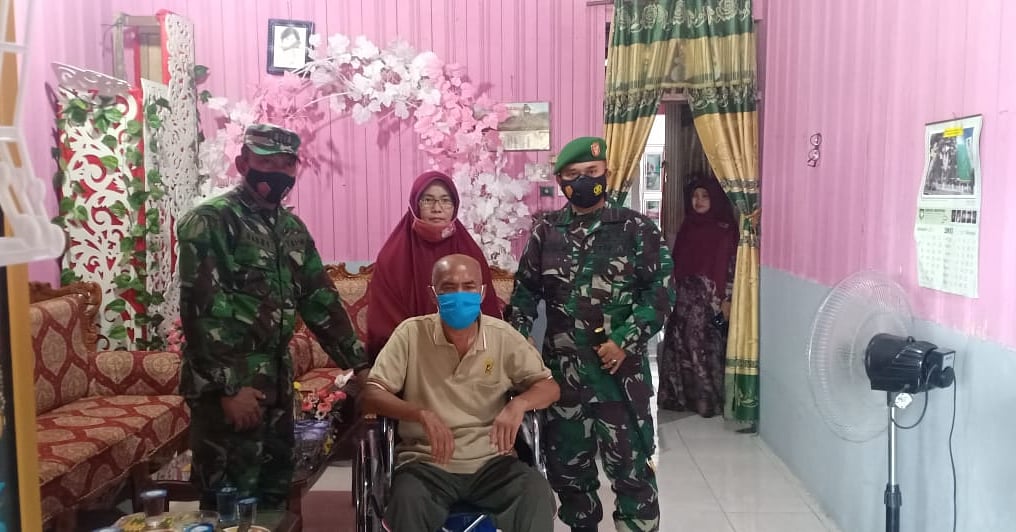 Dandim Serahkan Kursi Roda Bantuan Dari Pangdam IM kepada prajurit kodim 0115/Simeulue