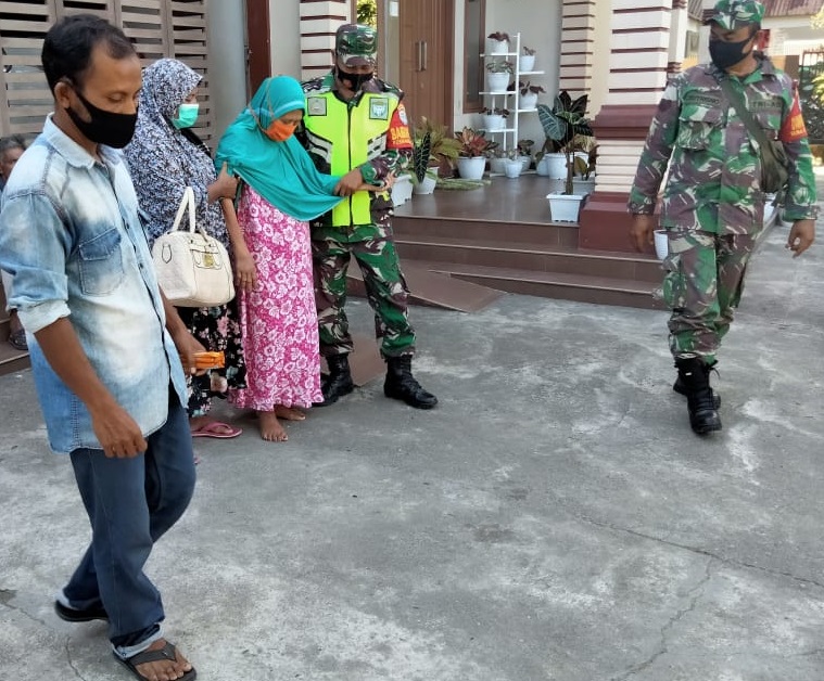 Babinsa Posramil Suka Makmue Bantu Masyarakat yang sedang Sakit Stroke