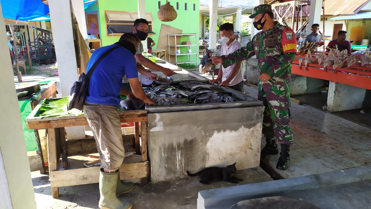 Pastikan Harga Sembako Stabil, Babinsa Koramil Pekan Bada Langsung Ke Pasar Tradisional