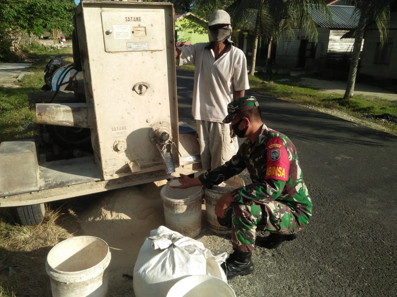 Babinsa Komsos ketahanan pangan melalui Penggilingan padi keliling di wilayah binaan