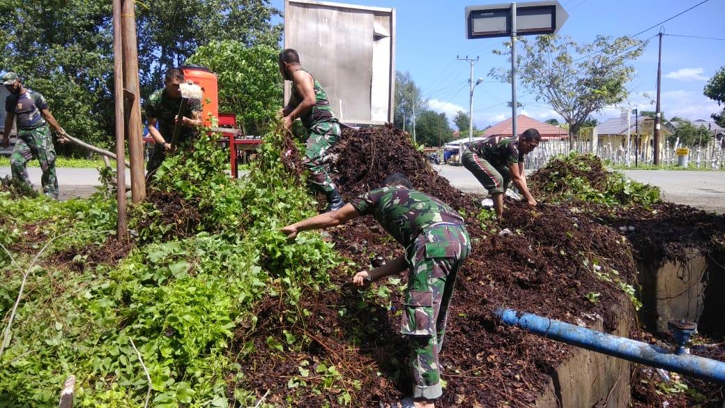 Anggota Koramil 05/Mesjid Raya Melaksanakan Gotong Royong Di Desa Binaan