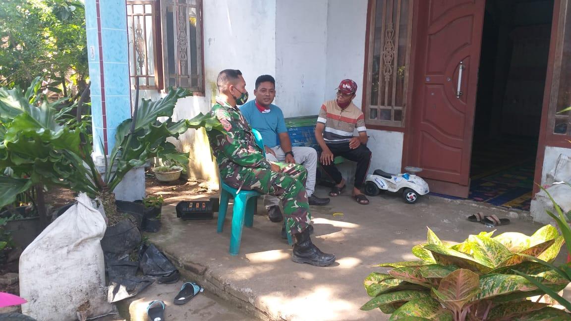 Komsos Babinsa Kopda Munawardi Di Rumah Kepala Desa