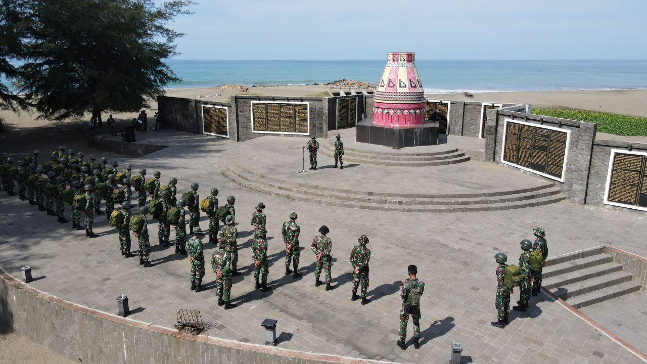 YONIF 116/GS MELAKSANAKAN TRADISI SATUAN BAGI PERSONIL BARU