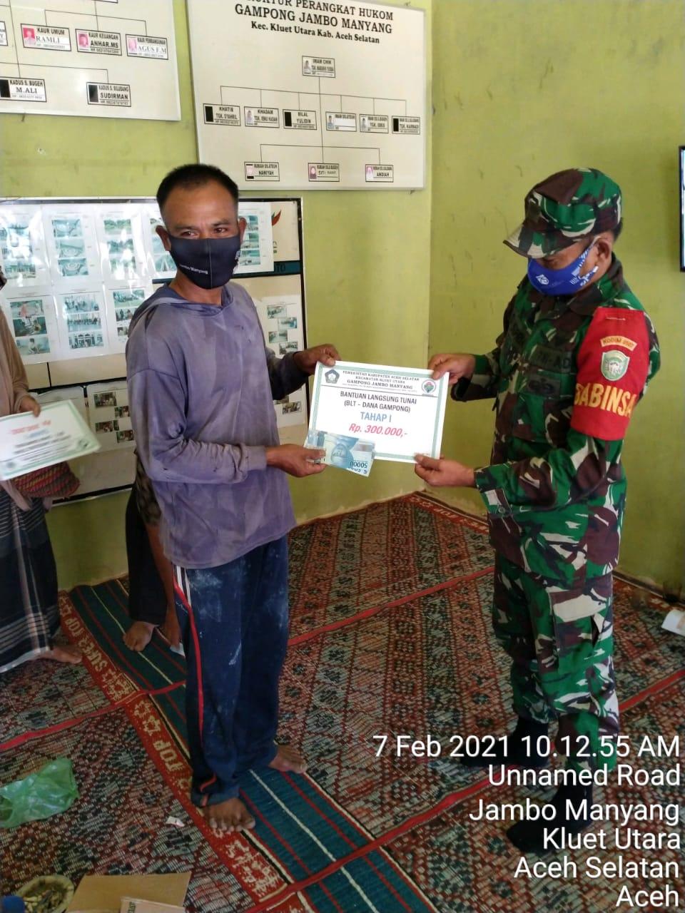 BLT DD Tahap I 2021 di Bagikan, Babinsa Koramil  06/KU Dampingi Penyalurannya