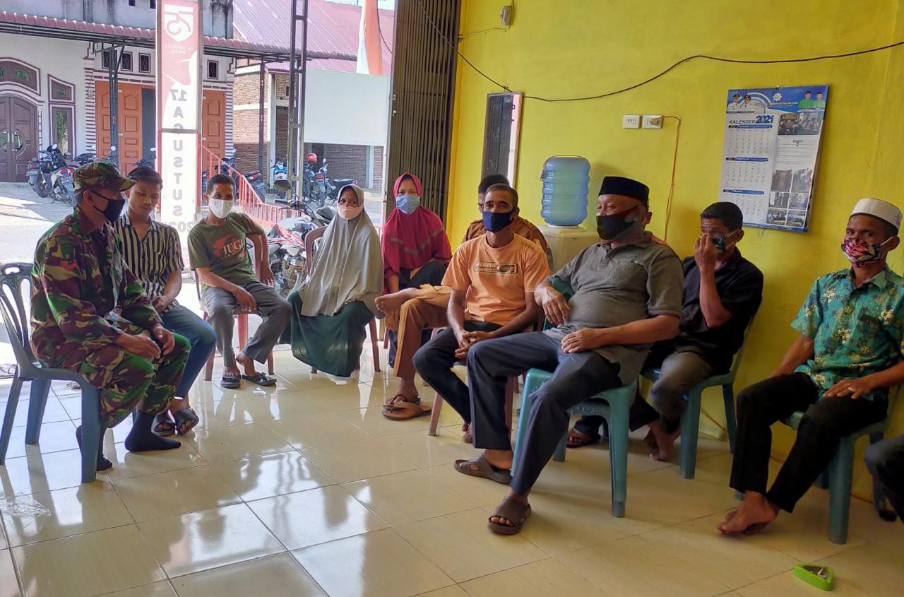 Babinsa Tingkatkan Komsos untuk menjalin silahturahmi Bersama warga