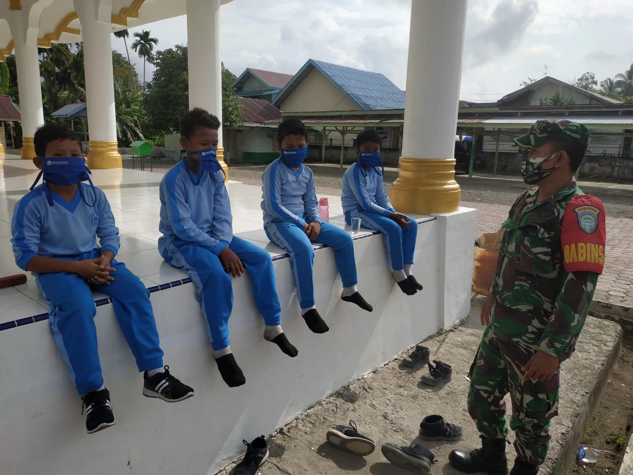 Babinsa Serda Ratuki Beri Edukasi Covid 19 Siswa MIN