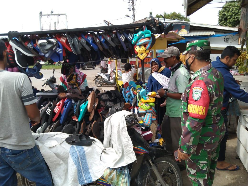 Tetap Ingatkan Prokes Sertu Untoro Ingatkan Pengunjung Dan Pedagang Pasar