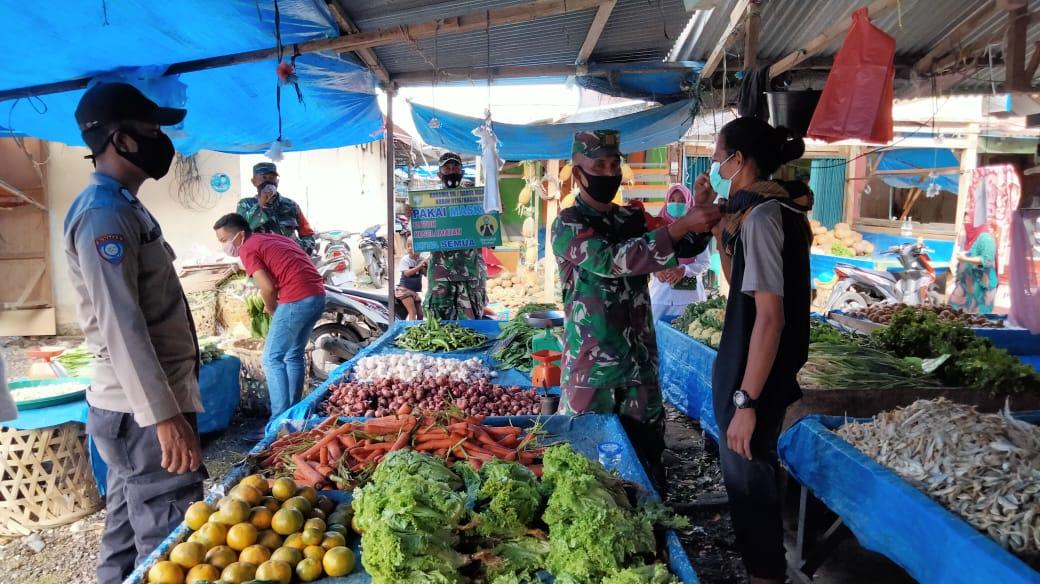 Koramil 06/Darul Makmur Laksanakan Prokes di Pasar Tradisional