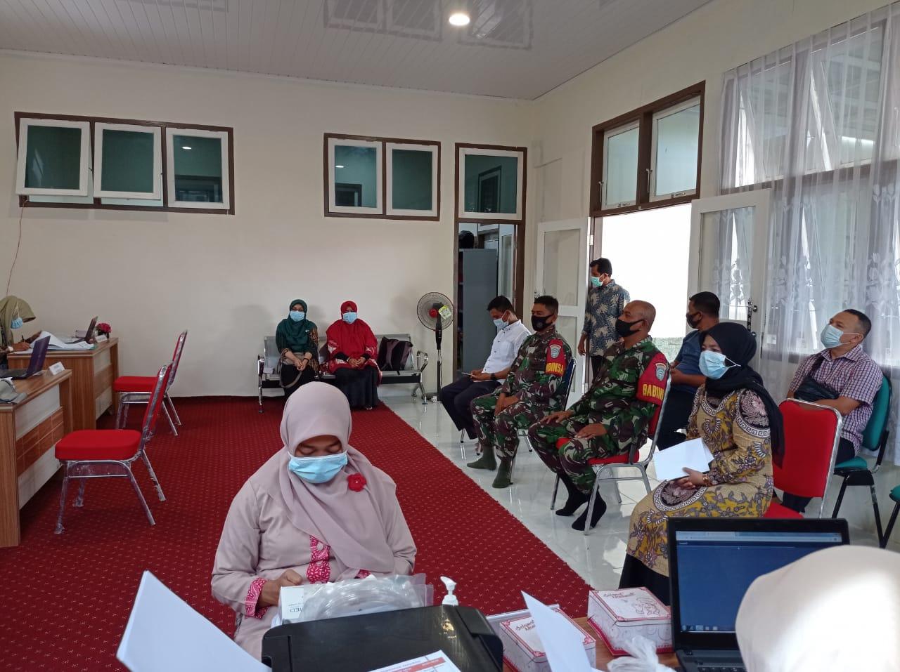 Babinsa Lakukan Pengawasan Vaksinasi Covid-19 Perdana Di Kecamatan Montasik