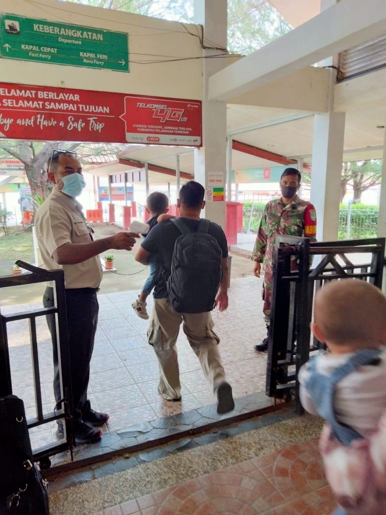 Babinsa  Serka Agus Rahmat Melaksanakan Pengamanan dan Sosialisasi di Pelabuhan Tentang Penerapan New Normal