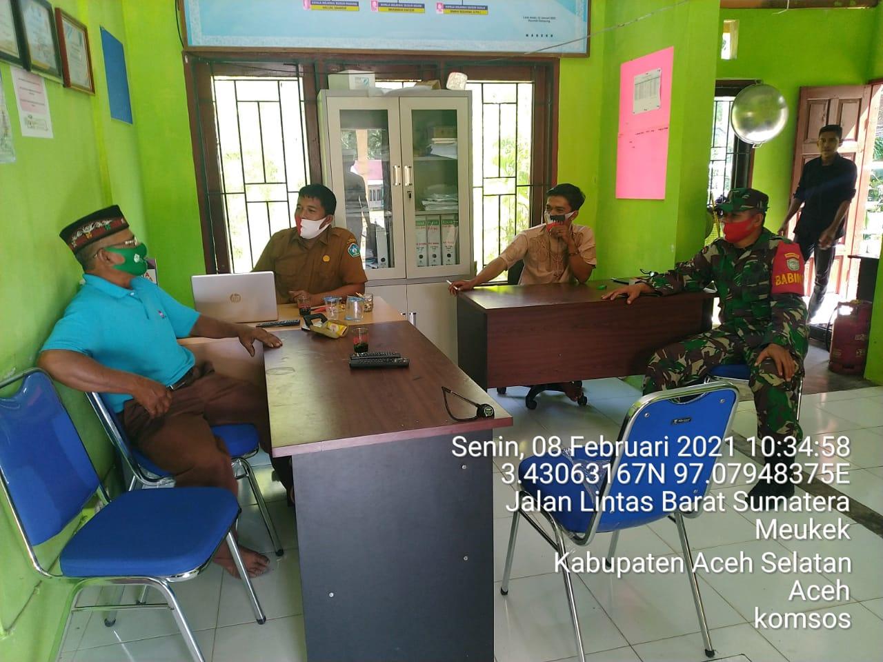 Bangun Sinergitas, Babinsa Koramil 03/Meukek Komsos Dengan Perangkat Desa Binaan