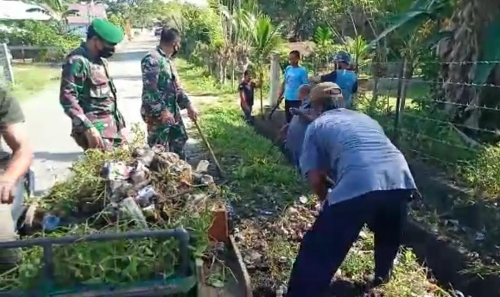 Koramil 08/KB Bersama Warga Bersihkan Paret Desa