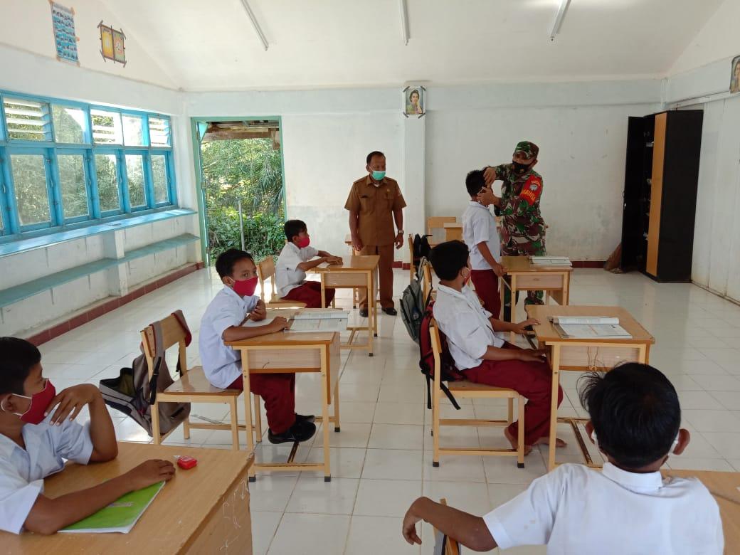 BABINSA LAKSANAKAN ANJANGSANA DI SEKOLAH GUNA PUTUS MATARANTAI COVID – 19