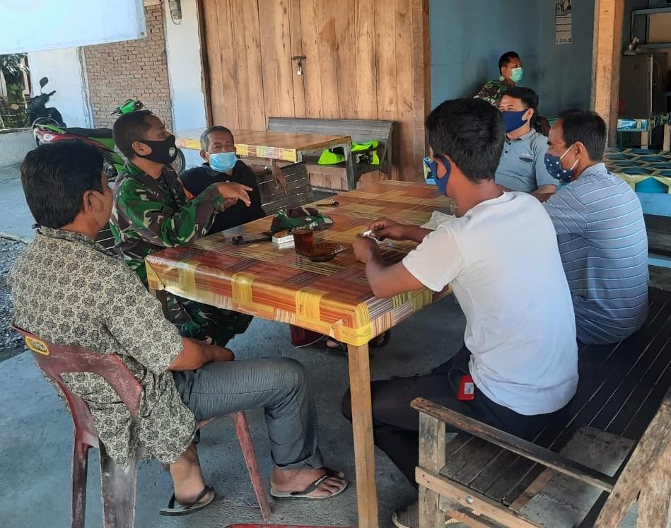 Dengan Semangat Babinsa Laksanakan Komsos dengan Masyarakat