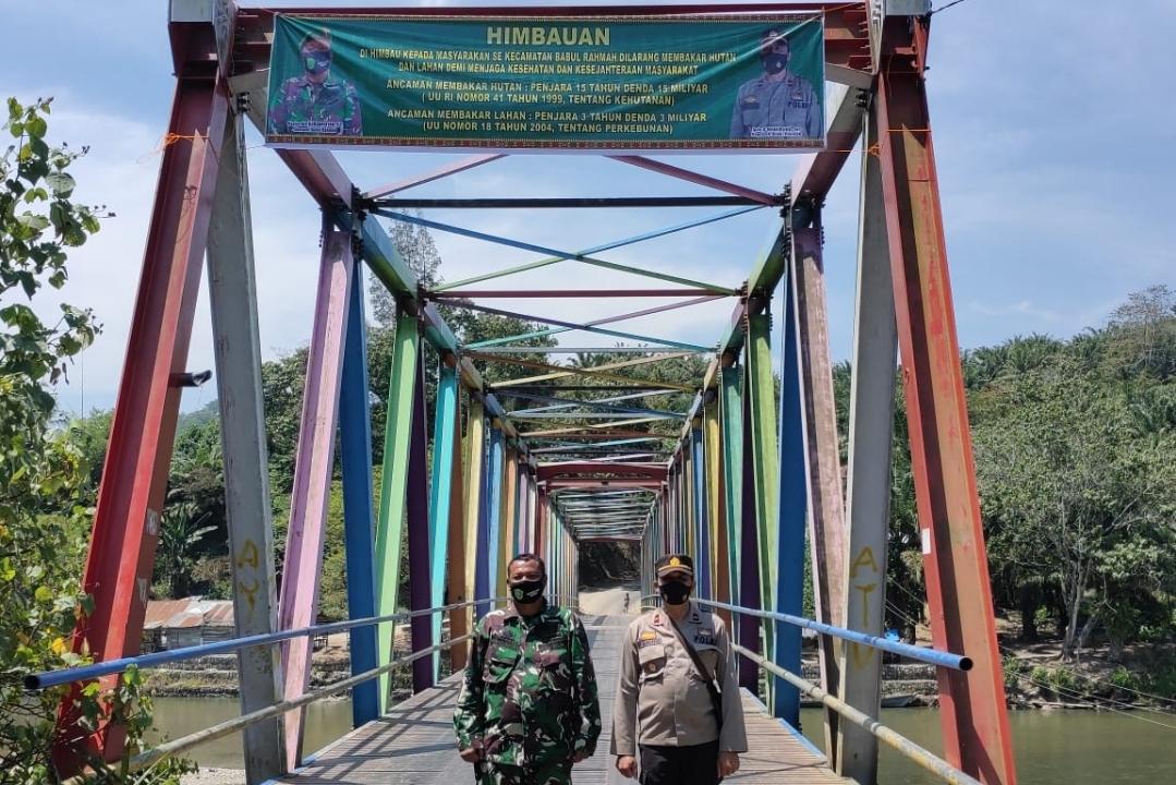 Danramil Bersama Muspika Pasang Banner Himbau Cegah Karhutla
