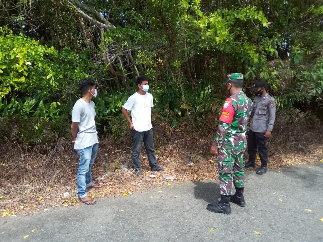 Babinsa Arongan Bersama Babinkamtibmas Sosialisasi Karhutla