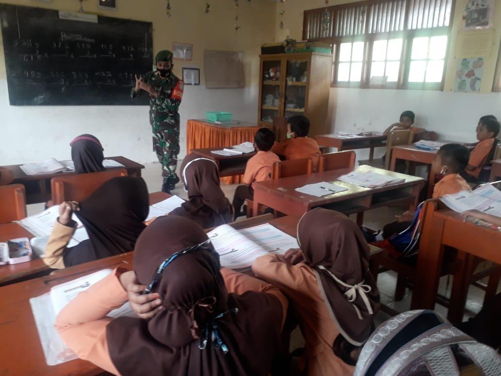 BABINSA SERTU TONI SUSILO BERI WASBANG KEPADA SISWA-SISWI SEKOLAH DASAR