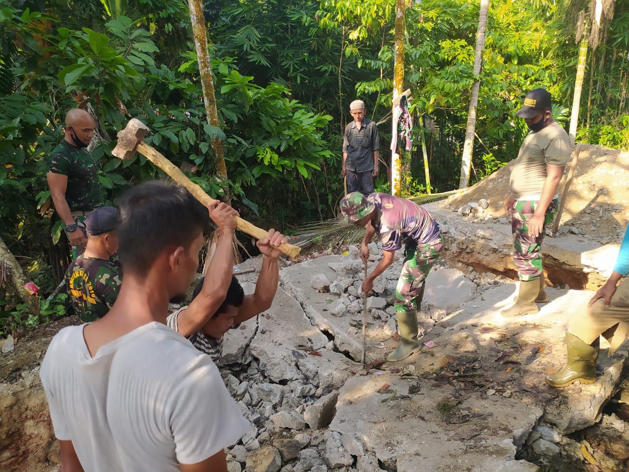 Personil Koramil Koramil 05/Samadua Gerak Cepat Perbaiki Gorong Gorong Ambruk di Desa Payonan Gadang Samadua