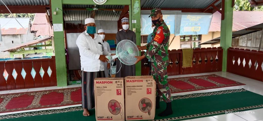 Anggota Koramil 04/Meureubo Sumbang 3 Unit Kipas Angin Untuk Dayah