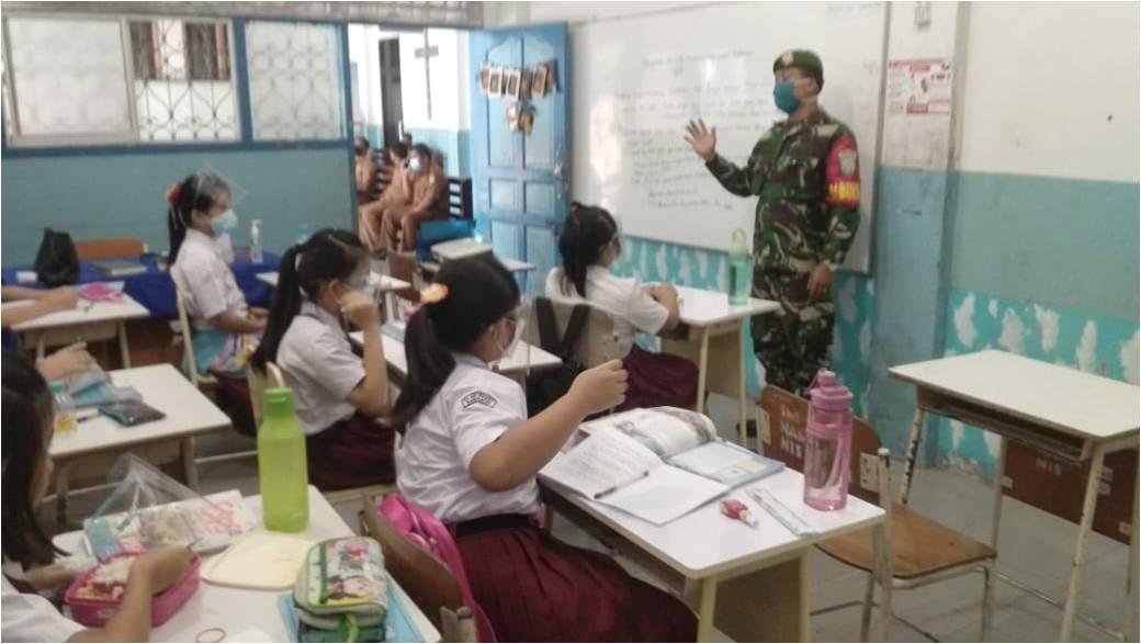 Babinsa Koramil 13/Kuta Alam, Ajak Gerakkan Patuh 5M Prokes Covid 19 ke anak – anak Sekolah