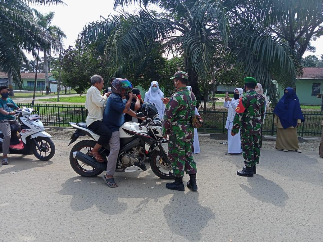 Cegah Penyebaran Covid 19 Danposramil Muara Dua Bersama Muspika Sosialisasikan Prokes